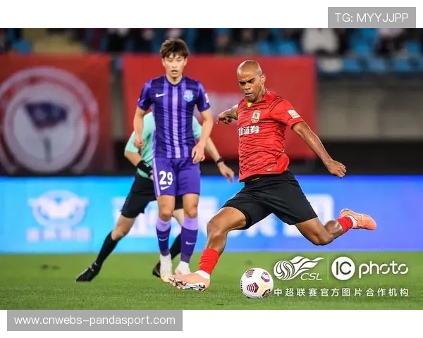 津门虎与亚泰激烈对抗 沈寅豪判罚黄红牌引发争议 津门虎与亚泰激烈对抗 沈寅豪判罚黄红牌引发争议