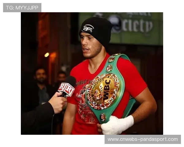 贝纳维德兹重拳密度与组合拳能力被视为对抗亚德关键武器